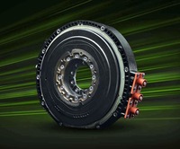 ハイブリッドスーパースポーツのキモとなる電気モーターは、トランスミッションと統合するかたちで搭載される。最高出力95PSと最大トルク225N・mを発生する。