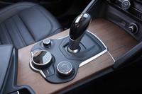 トランスミッションは8段ATのみ。シフトレバーのすぐ近くに、インフォテインメントシステムの操作スイッチや走行モードのセレクター（写真手前）が並ぶ。