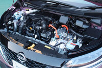 「トヨタ・アクア」ではエンジンとモーターの両方がタイヤを駆動するのに対し、「日産ノート」のパワートレインでは、エンジンは発電に専念し、タイヤを回すのはモーターの役割となる。この仕組みの違いが、運転感覚にも表れている。