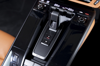 コンパクトなレバー式のシフトセレクターはこれまでどおり。後期型ではオプションでアルミ製が選べるようになった。