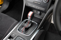 トランスミッションは6段デュアルクラッチ式ATと6段MTの2種類。エンジンの最大トルクはトランスミッションによって異なり、前者では420N・ｍ、後者では400N・mとなっている。