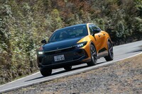 セダンだった先代モデルと比べて「クロスオーバー」は全高が85mm高くなった。最低地上高は145mmと“クロスオーバー”としては控えめ。