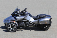 寸法からも分かるとおり、車体のボリューム感はクルマとバイクの中間といったところ。