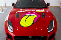 「ベロ・マーク（Lips&Tongue）」のラッピングを施した「ジャガーFタイプSVRクーペ」が展示されている。