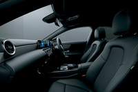 「メルセデス・ベンツCLA」のインテリア。64色から選択できる間接光のアンビエントライトがコンパクトモデル全車に標準装備された。