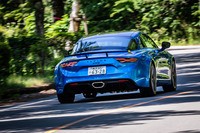 空力デバイスの効果により、最高速は「A110 S」の260km/hから275km/hにアップ。一般道では路面不整や目地段差の通過時に上下動が少し気になるものの、速度が上がるにつれてフラットライドが味わえるようになる。