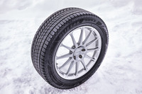 「ブリザックVRX3」のサイズ展開は135/80R12から225/45R21の全127種類で、価格は1万0175円から12万5180円。サイズに応じて3つのトレッドパターンが用意されている。