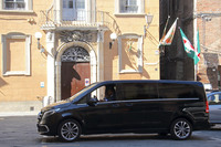 次期「メルセデス・ベンツVクラス」は、どのような姿で現れるのか？　シエナのロッツィ劇場前で。2022年8月撮影。