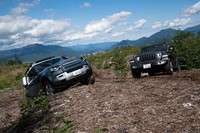新型「ランドローバー・ディフェンダー」と「ジープ・ラングラー」で林道に挑む。