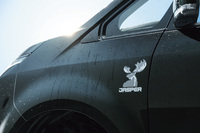 ヘラジカをモチーフとしたデカールがフロントフェンダーに付けられている。