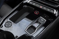 センターコンソールには、動力の起動スイッチのほか、シフトセレクターやオーディオの操作スイッチが並ぶ。