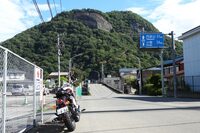 高月橋の手前より岩殿山を眺める。