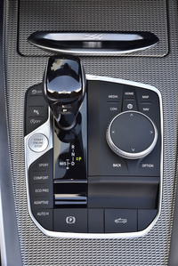 「M40i」に搭載される8段ATは、シフトスピードなどを速めた、他グレードよりもスポーティーなセッティングとされている。