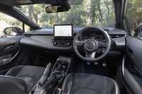 内装色はブラックのみの設定で、視界に入るパーツをダークカラーで統一して運転に集中できるようにしている。液晶式のメーターパネルは専用デザインだ。