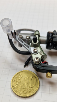 左ハンドルのクラッチ＆油圧用リザーバー。