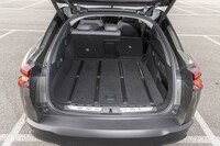 ラゲッジスペースの容量は545～1640リッター。後席の座面を倒さなくても圧巻の奥行きがある。