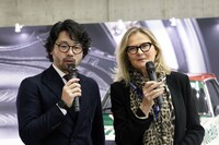 プレスカンファレンスに登壇したマカルーゾ財団の会長を務める夫人のモニカ・マカルーゾ氏（右）。ここでも通訳を務めた小野光陽 『CAR GRAPHIC』編集長（左）は、イタリアで自動車エンジニアリングとデザインを学んだ経歴を持つ。