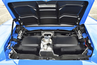 580psの5.2リッターV10自然吸気エンジンを搭載する。ただしフードを開けてもエンジン本体はほとんど見えない。