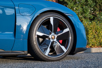 タイヤサイズは前：225/55R19、後ろ：275/45R19が標準。試乗車はオプションで用意される、21インチの大径ホイールと前：265/35ZR21、後ろ：305/30ZR21サイズのタイヤを装着していた。