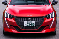 大型グリルや牙をモチーフとしたデイタイムランニングライト（DRL）など、最新のプジョー車に共通するデザイン要素で構築された「208」のフロントフェイス。「GTライン」では、3本の爪痕を表現するというDRL内蔵のフルLEDヘッドランプを標準装備し、さらに印象的な顔つきに仕上げられている。