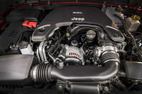 日本仕様のパワーユニットは自然吸気の3.6リッターV6 DOHCガソリンエンジンである。現状「ラングラー」系のモデルでこのエンジンが積まれるのは、「グラディエーター」だけだ。