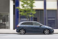 やや背が高めの「Bクラス」。オプションの「AMGライン」を選ぶと全高が標準車の1565mmから15mm下がり、多くの機械式駐車場が上限としている1550mmをクリアできるようになる。