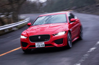 全体の75％がアルミ製というボディーを持つ「ジャガーXE」。FRレイアウトならではのステアリングフィールを味わえる。
