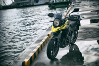 アドベンチャー系モデルの特徴とされる、ヘッドランプ下から前方に伸びる“クチバシ”は、「Vストローム」シリーズの祖先にあたるスズキの「DR800」が先鞭をつけたのだとか。