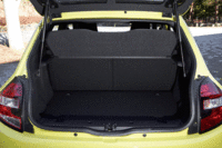 荷室の仕様は「インテンス」と同じ。後席はもちろん、助手席にも可倒機構が備わっている。（写真をクリックすると、シートの倒れる様子が見られます）