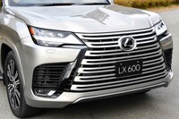 大胆なデザインのスピンドルグリルは優れた冷却性能も自慢。片側3眼のヘッドランプや中央がえぐれたボンネットも個性の演出に一役買っている。