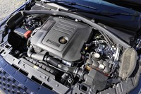 マイルドハイブリッド機構付き2リッター直4ディーゼルターボの最高出力は204PS。1750rpmから430N・mの最大トルクを発生する。