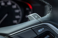 「インサイト」にはトランスミッションが搭載されておらず、ステアリングホイールのパドルはアクセルオフ時の減速度を3段階で調整する「減速セレクター」となっている。日産のe-POWERほど強烈ではないが、制動Gを上手に発生させつつバッテリーに電力を蓄える。