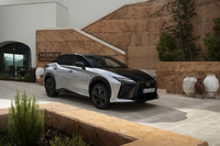 主にドライブしたのは新規設定されたスポーティーグレード「RZ550e“Fスポーツ”」。ルーフとボンネット、グリルをブラックで処理したエクステリアが斬新だ。