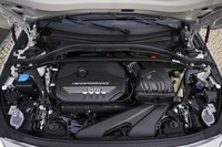 「M235i xDriveグランクーペ」の2リッター直4ターボエンジン。最高出力306PS、最大トルク450N・mを発生する。