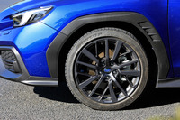 特徴的な六角形のフェンダーアーチモール。「GT-H」系のグレードと「STIスポーツR」系のグレードではホイールの色が異なり、前者ではダークガンメタリック塗装が採用される。