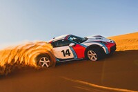 2022年11月に世界初公開された「ポルシェ911ダカール」。1984年にパリ-ダカールラリーで総合優勝を果たしたポルシェのマシンをほうふつとさせる「ラリーデザインパッケージ」（写真）もオプション設定される。