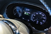 ベントレーが「ベンテイガ ハイブリッド」を日本初公開　約50kmを電気だけで走れるPHEVの画像