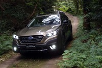 「X-BREAK EX」グレードはダークな色調のグリルやホイール、防水素材のシートなどが特徴となっている。