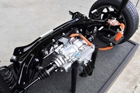 今回新たに開発された、2リンク・ダブルウイッシュボーン式の4WD車用リアサスペンション。写真左上が車両の前方で、中央に見えるのは「E-Four」の後輪駆動用モーター。