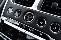 センターコンソールには、ボタン式のシフトセレクターが並ぶ。写真中央は、エンジンのスタート＆ストップスイッチ。