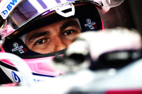 ハンガリーGPの週末、フォースインディアが破産手続きに入り、チームは英国裁判所が指名した管財人の下、新しいオーナーを探すことになった。チーム共同オーナーでありインドの実業家であるビジェイ・マリヤは多額の負債を抱えているといわれ、フォースインディアも慢性的な資金難に陥っていた。2014年からドライバーとして在籍し、技術パートナーであるメルセデスらとともに債権者として名を連ねるセルジオ・ペレス（写真）は、自らのマネジメント会社とともに破産申請を行ったと発表。別の債権者によりチームが活動停止の危機に直面していたことを明かし、今回の申請が通ったことで「これで400人のスタッフの雇用が維持できる」とのリリースを出した。そんなゴタゴタの中戦ったハンガリーGPでは、エステバン・オコン17番グリッドから13位、ペレスは18番グリッドから14位と2台とも入賞ならず。（Photo=Force India）