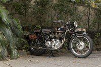 試乗会場に飾られた、往年の「ロイヤルエンフィールド・ブリット500」。ブリットは1932年に登場した画期的なモーターサイクルで、1948年に戦後型のモデルが登場（発売は1949年）。その意匠は、今日の「クラシック350」に受け継がれている。