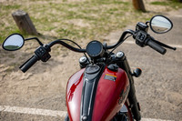 ユニークな曲線を描くヴィンテージハンドルバー。人間工学も吟味されており、可動式のフットボードとも相まって、ロングクルーズでも疲れを感じさせない快適性が追求されている。