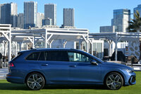 「ゴルフ」より50mm長いホイールベースと345mm長いボディーをもつステーションワゴン「ゴルフヴァリアント」。ハッチバック車と機を同じくしてマイナーチェンジを受け、2025年1月に納車が開始された。