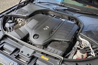 「S500 4MATICロング」のパワーユニット。最高出力435PS、最大トルク520N・mの「OM256」型3リッター直6ガソリンターボエンジンに、最高出力22PS、最大トルク250N・mの48Vマイルドハイブリッドシステムが組み合わされる。