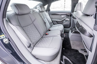 後席の左右には、シートの高さや前後スライド、座面角度といった調整機構に加え、空気圧式4ウェイランバーサポートやメモリー機能などが備わる。