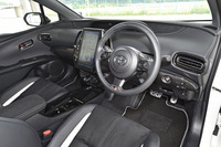 「プリウスPHV S“ナビパッケージ・GRスポーツ”」のインテリア。ひじかけやメーターバイザーなどにスエード調の素材が採用される。