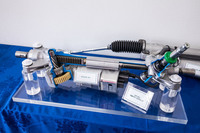 ステアリングの操作軸とモーターアシスト軸を分離した2ピニオン式の電動パワーステアリングを新型「レヴォーグ」全車に採用。