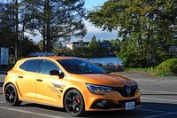 「道の駅 ビーナスライン蓼科湖」の駐車場にて。スマートフォンと“2丁がけ”でつないでいたらウォークマンの接続が怪しくなったので、あえて道案内に使っていたスマホのほうを切断！ ビーナスラインの分岐や交差点はどれもわかりやすいから、まぁ大丈夫でしょう。