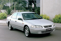 輸出仕様の3ナンバーサイズのセダン。1996年には、基本的にこれと同じ4ドアセダンおよび5ドアワゴンボディーに2.2リッター直4または2.5リッターV6エンジンを積んだモデルが「カムリ グラシア」の名で加えられた。1999年にはセダンのみが「カムリ」に改名、これが6代目カムリとなる。